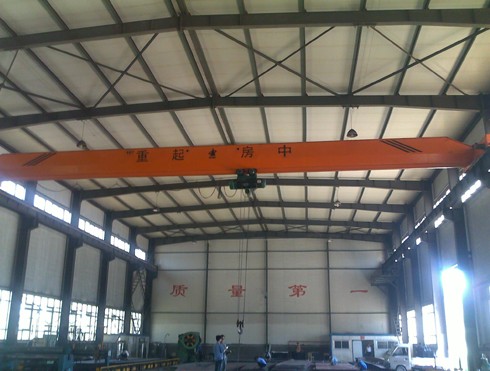 廠房?jī)?nèi)吊裝作業(yè)